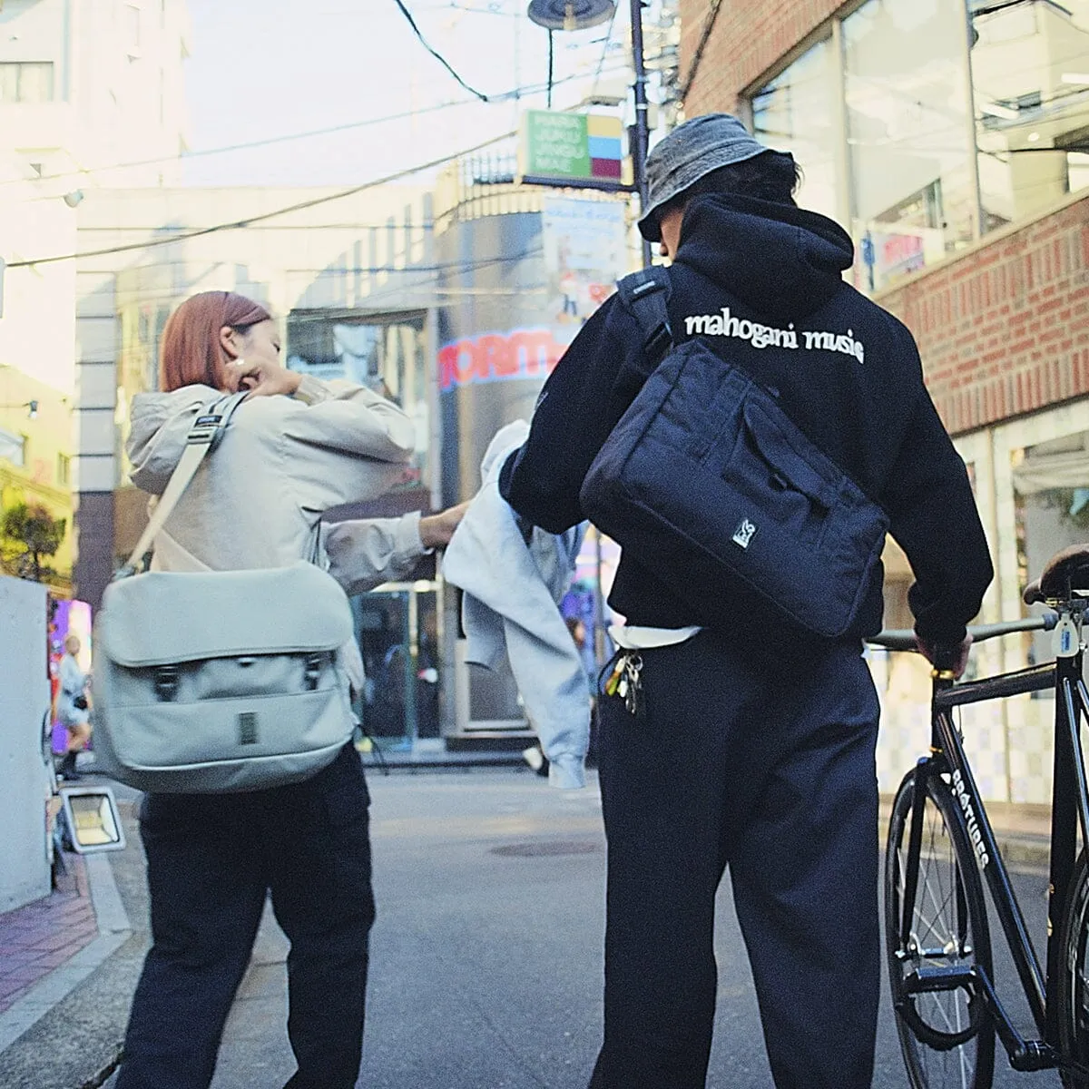 MIDTOWN 20L MESSENGER