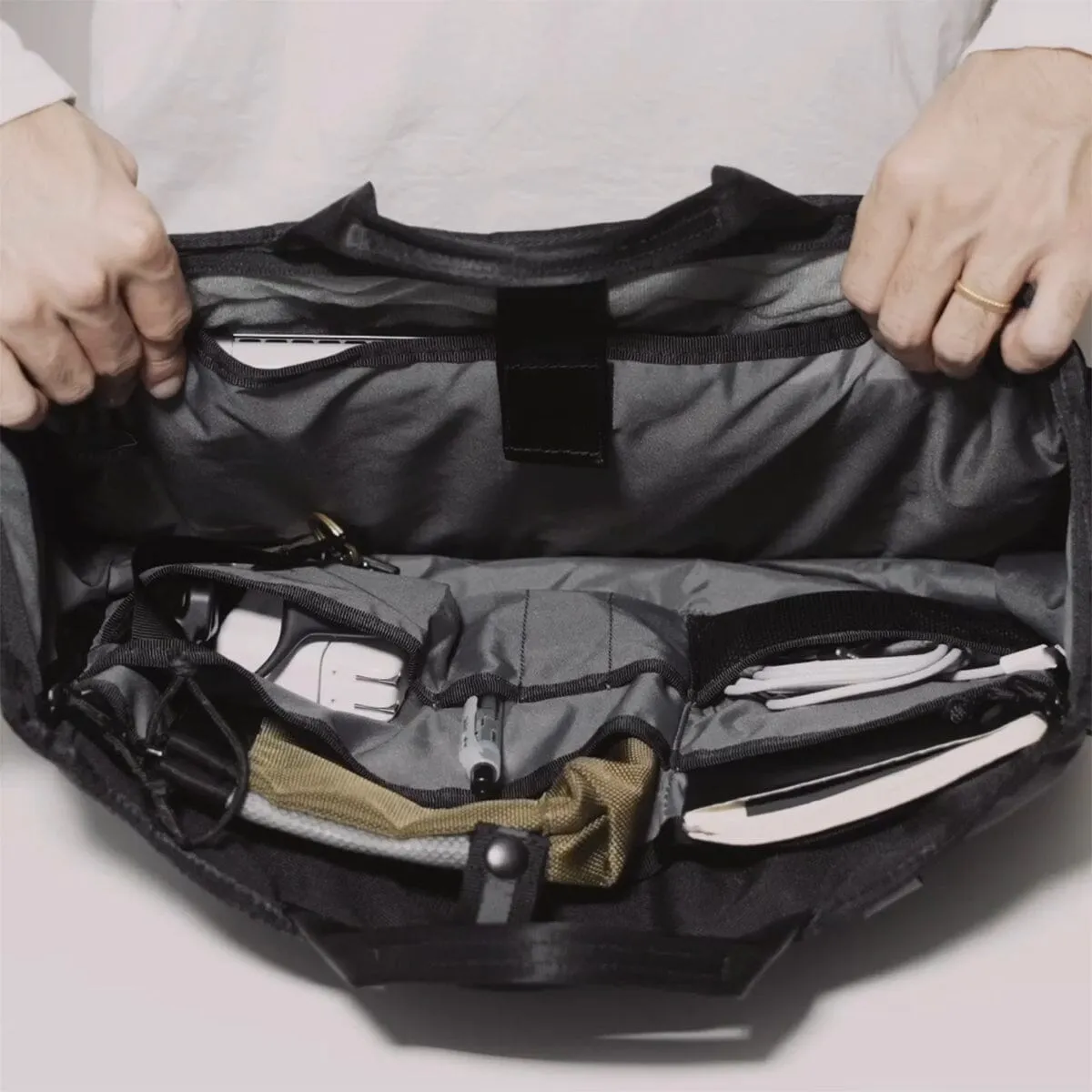 MIDTOWN 20L MESSENGER