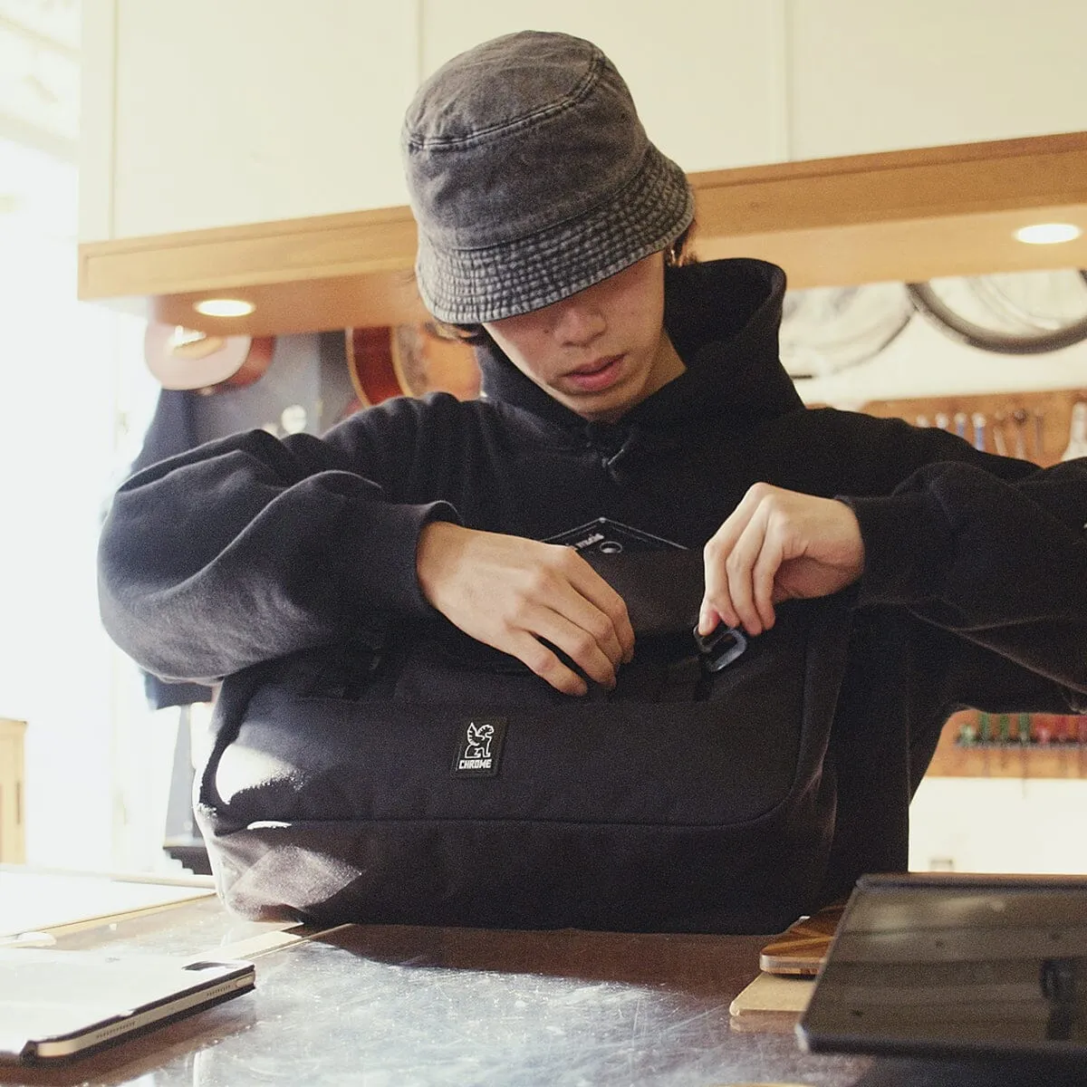 MIDTOWN 20L MESSENGER