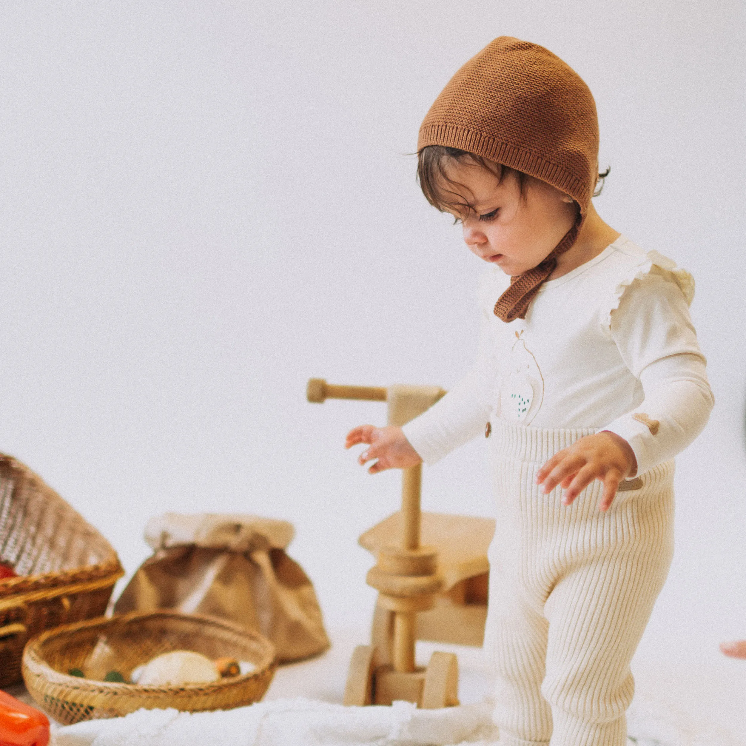 Pantalon de maille crème à bretelles en imitation cachemire, naissance || Cream knitted pants with straps in cashmere imitation, newborn