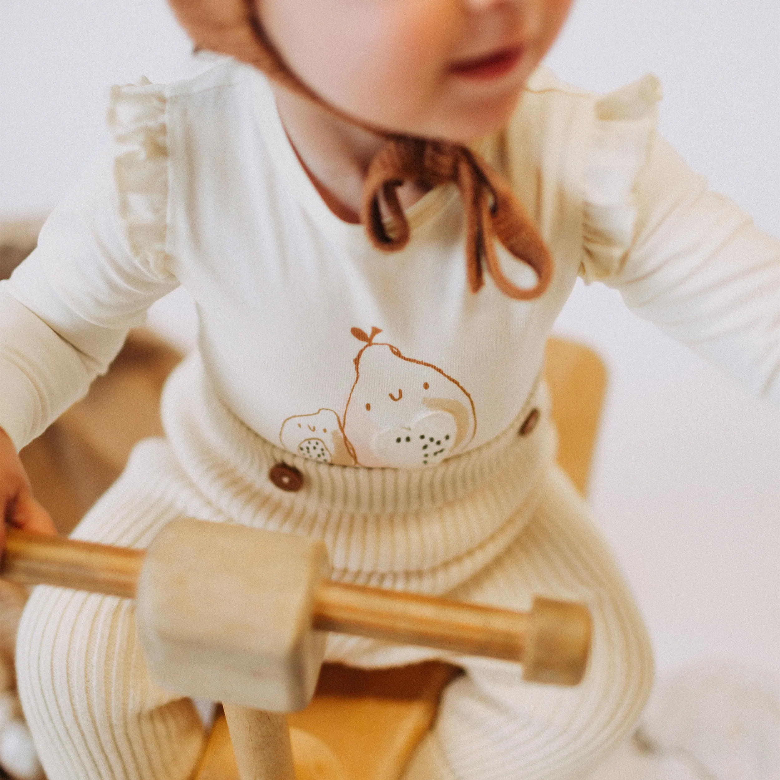 Pantalon de maille crème à bretelles en imitation cachemire, naissance || Cream knitted pants with straps in cashmere imitation, newborn