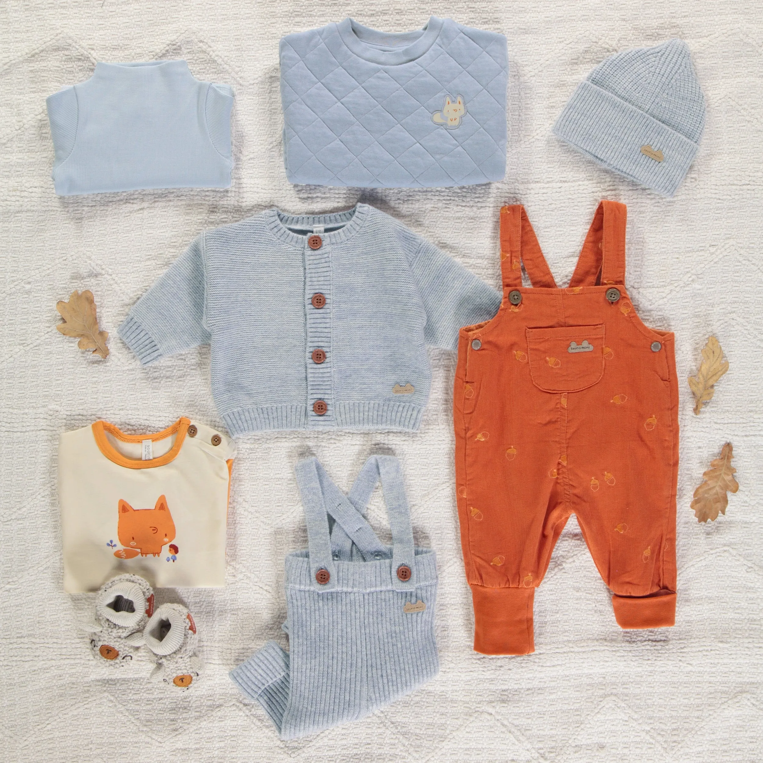 Pantalon en tricot bleu pâle chiné à bretelles effet angora, naissance || Light blue mottled knit pants with straps in angora-effect, newborn